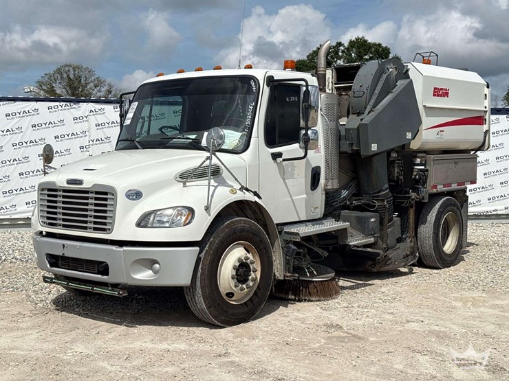 2019-freightliner-m2-106-image-1