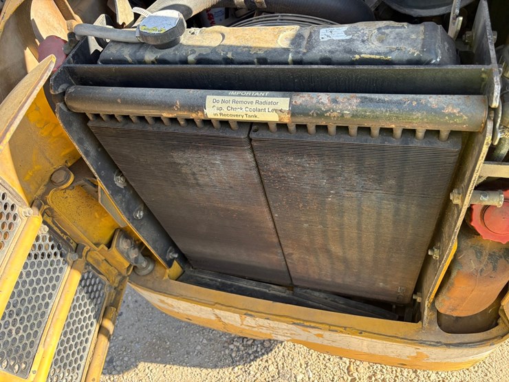 2003-john-deere-240-image-25