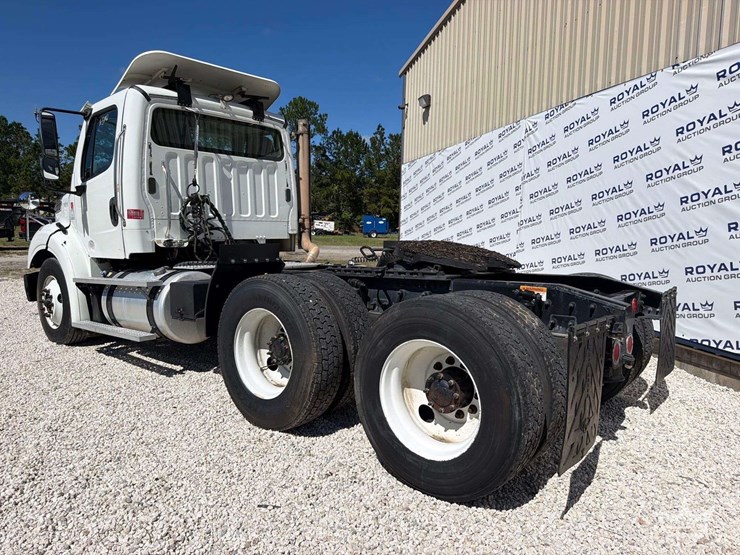 2016-freightliner-m2-112-t/a-day-cab-truck-tractor-image-3