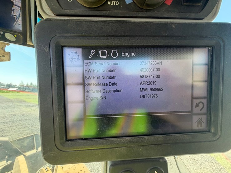 2015-caterpillar-950m-image-64