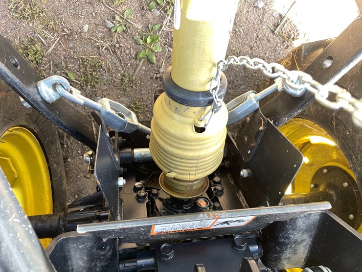 2025-john-deere-2025r-image-16