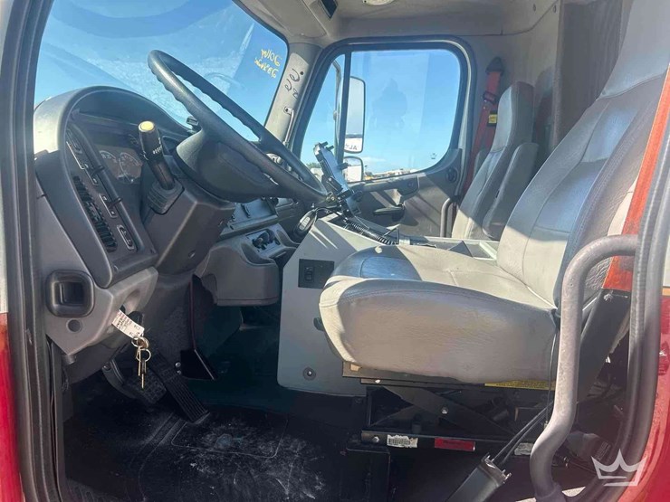 2016-freightliner-m2-106-image-14