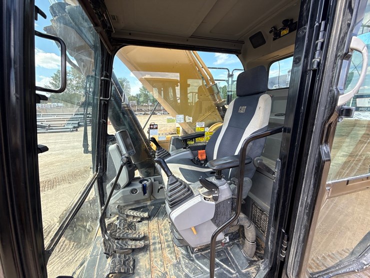 2019-caterpillar-352f-image-85