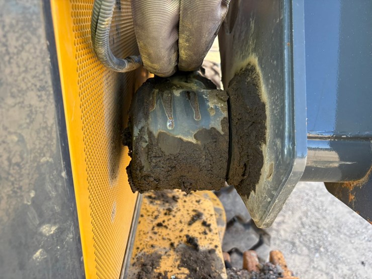 2021-deere-330g-image-31