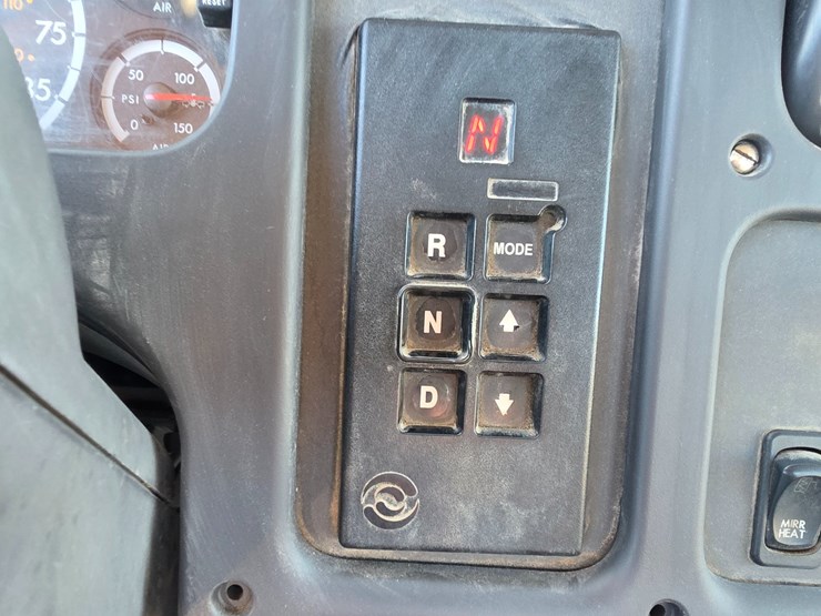 2006-freightliner-m2-106-image-59