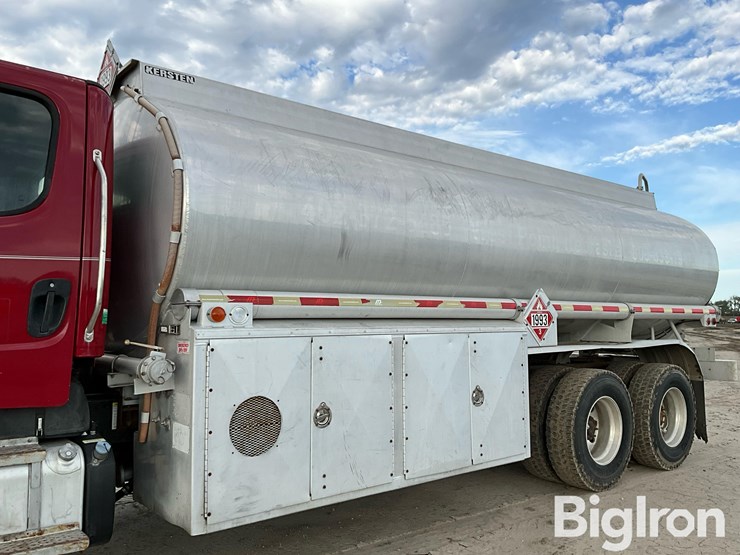 2013-freightliner-m2-106-image-11
