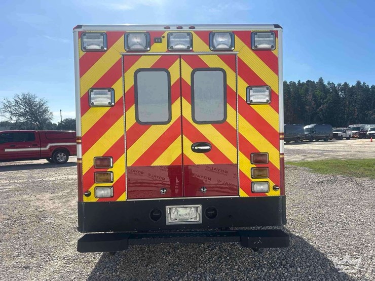 2016-freightliner-m2-106-image-50