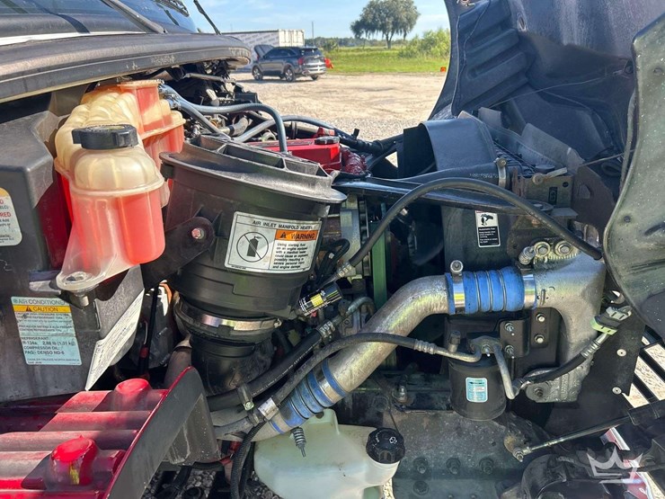 2016-freightliner-m2-106-image-9