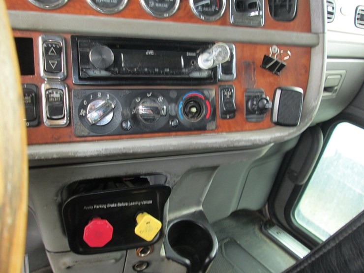 2006-peterbilt-379-image-37