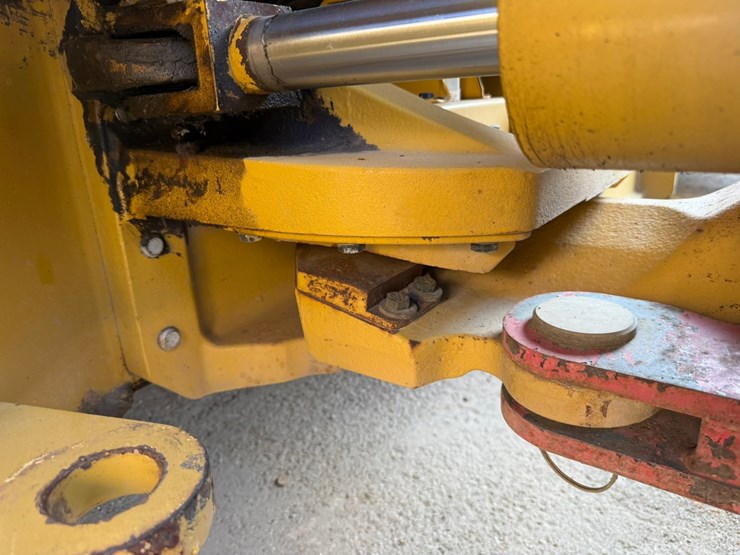 2015-caterpillar-cb66b-image-33