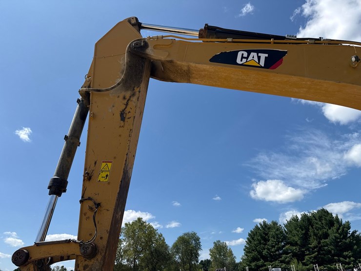 2019-caterpillar-352f-image-20