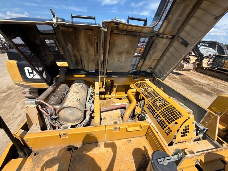 2019-caterpillar-352f-image-47