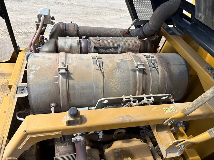 2019-caterpillar-352f-image-50