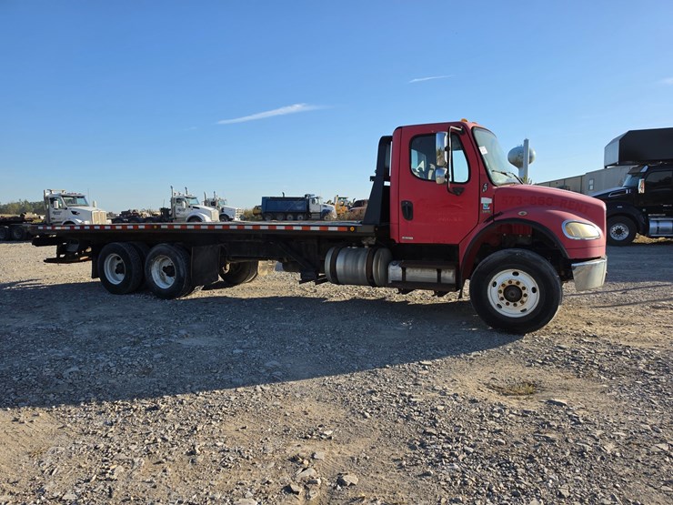2006-freightliner-m2-106-image-17
