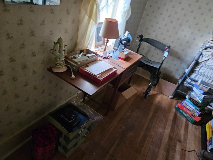 #8001-•-live-on-the-ground-house-hold-items-image-41