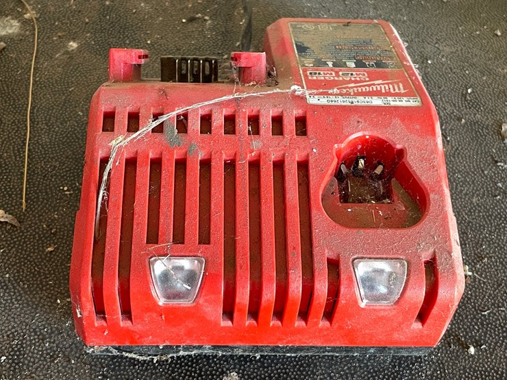 #5512-•-(3)-milwaukee-18v-batteries-and-charger-image-20