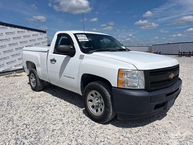 2013-chevrolet-silverado-1500-pickup-truck-image-4