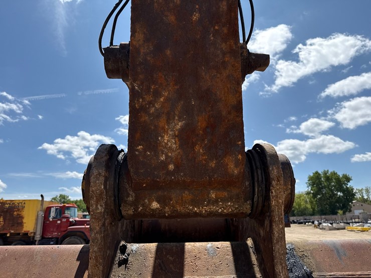 2019-caterpillar-352f-image-15
