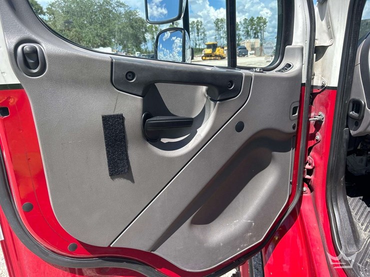 2015-freightliner-m2-106-image-15
