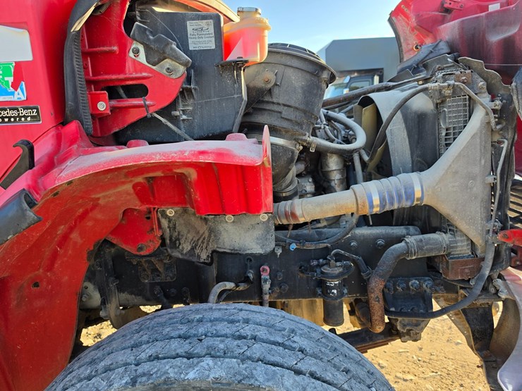 2006-freightliner-m2-106-image-37