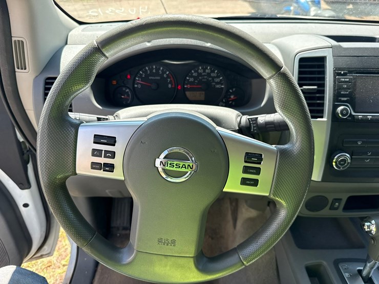 #1389-•-2017-nissan-pickup-truck-image-36
