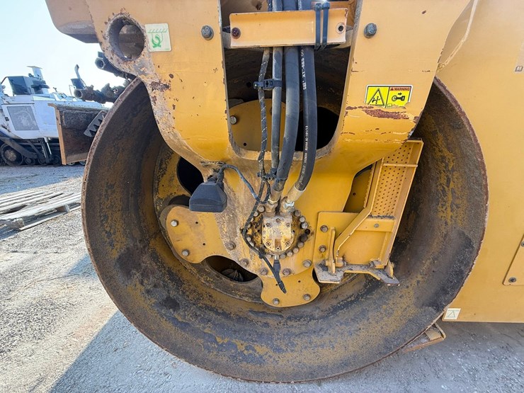 2015-caterpillar-cb66b-image-109