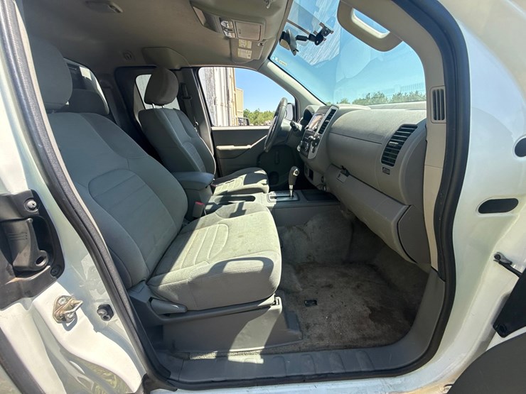 #1389-•-2017-nissan-pickup-truck-image-26