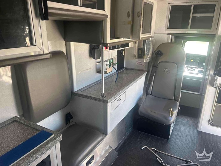 2016-freightliner-m2-106-image-40