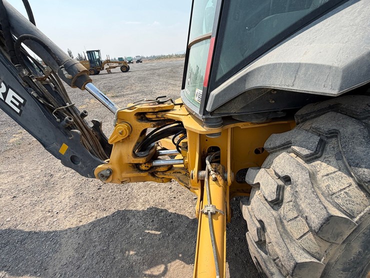 2016-deere-410l-image-32