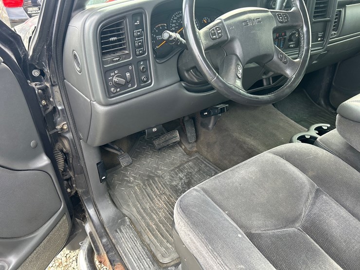 2005-gmc-sierra-2500-image-48