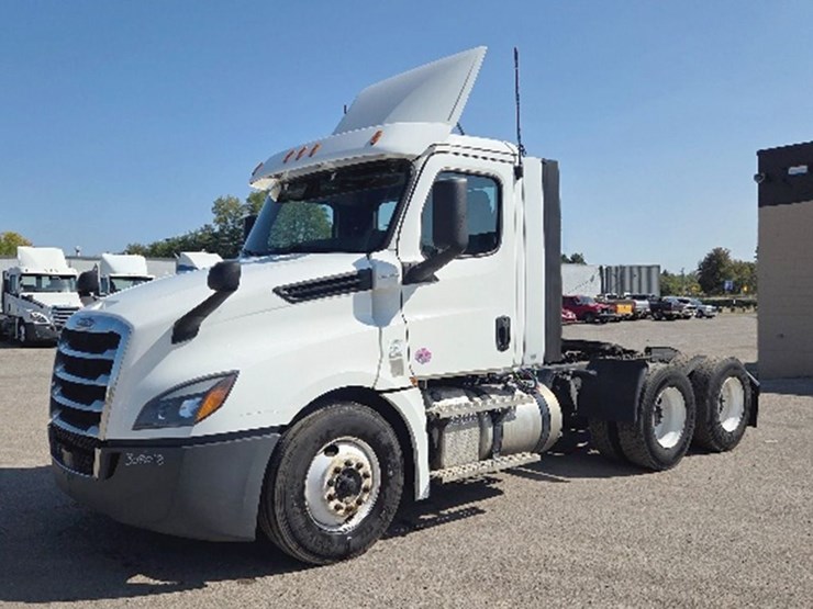 2020-freightliner-cascadia-126-image-1