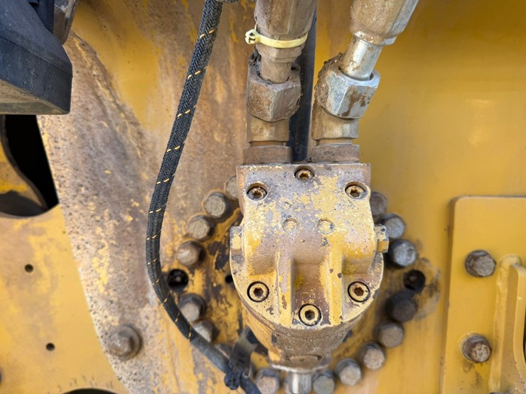 2015-caterpillar-cb66b-image-12