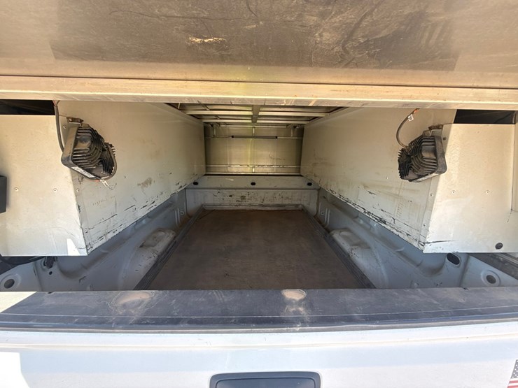 #1395-•-2019-chevrolet-silverado-4x4-pickup-truck-image-34