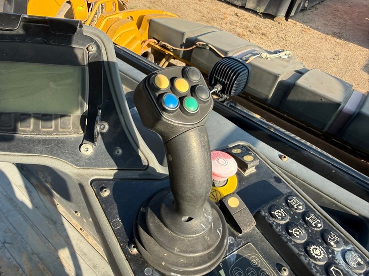 2015-caterpillar-cb66b-image-106