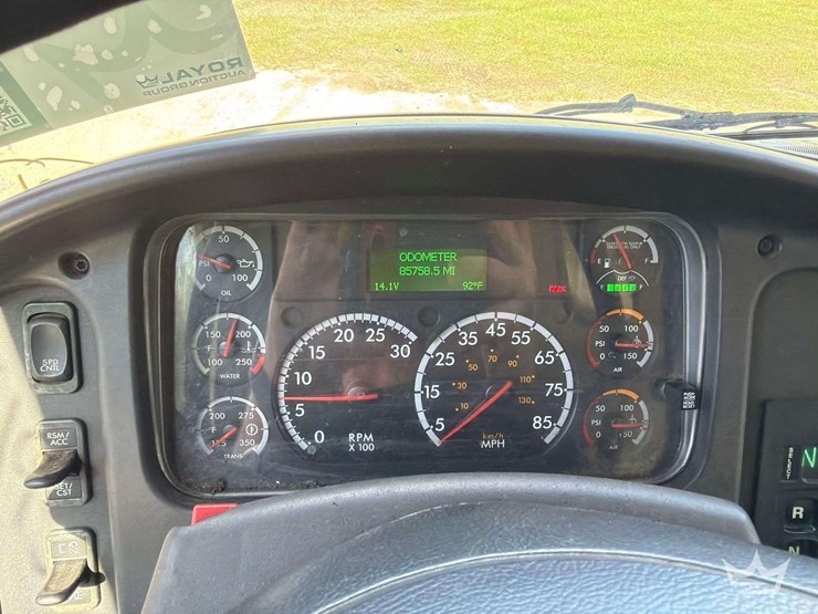 2017-freightliner-m2-106-image-8