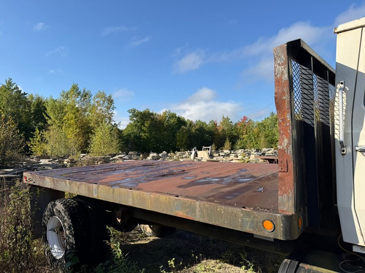 1983-ford-800-image-42