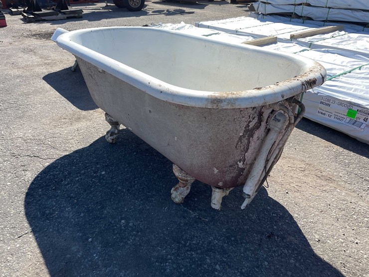 #4051-•-cast-iron-clawfoot-tub-(08)-image-1