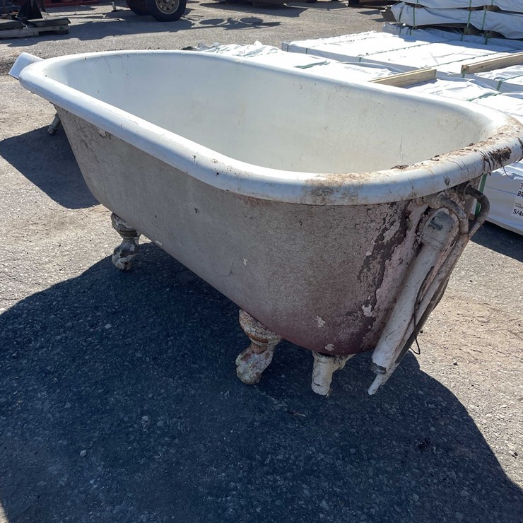 #4051 • Cast Iron Clawfoot Tub (08)