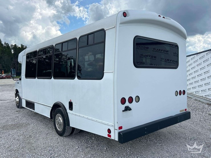 2017-ford-e450-image-4