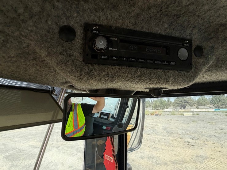 2019-deere-744k-image-81