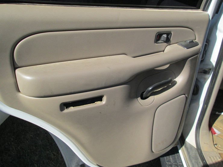 2004-chevrolet-tahoe-image-18