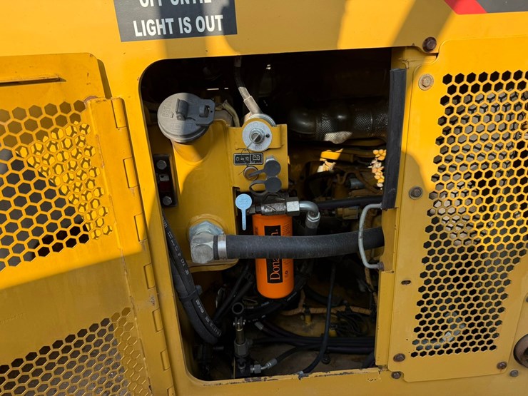 2015-caterpillar-cb66b-image-89