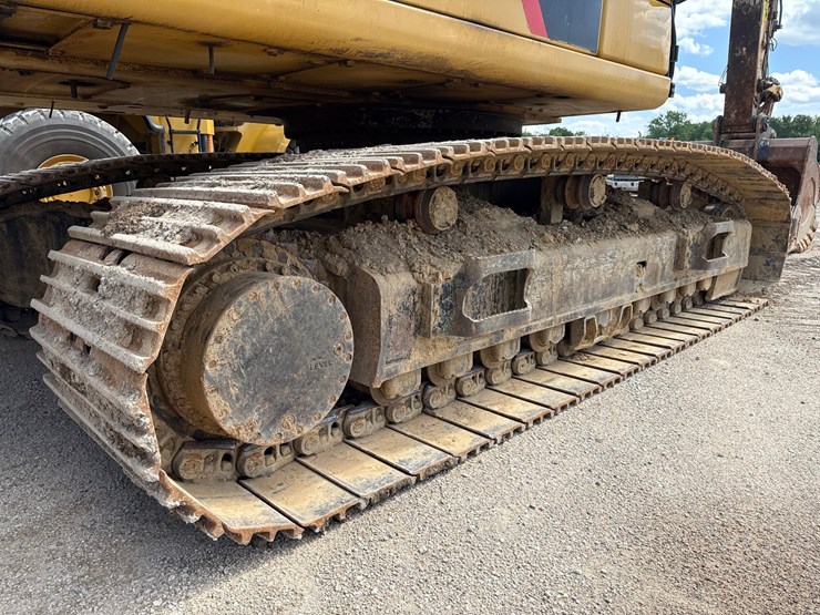 2019-caterpillar-352f-image-111