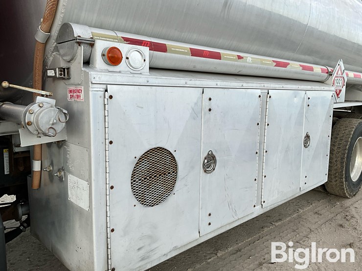 2013-freightliner-m2-106-image-16