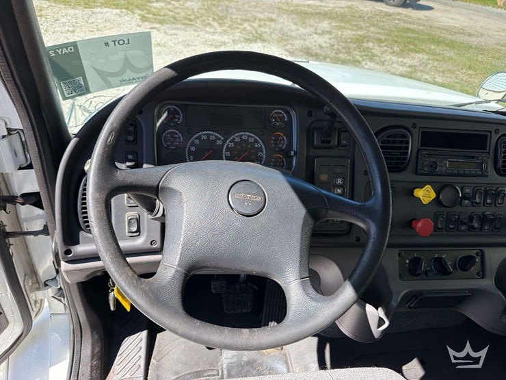 2016-freightliner-m2-112-t/a-day-cab-truck-tractor-image-6