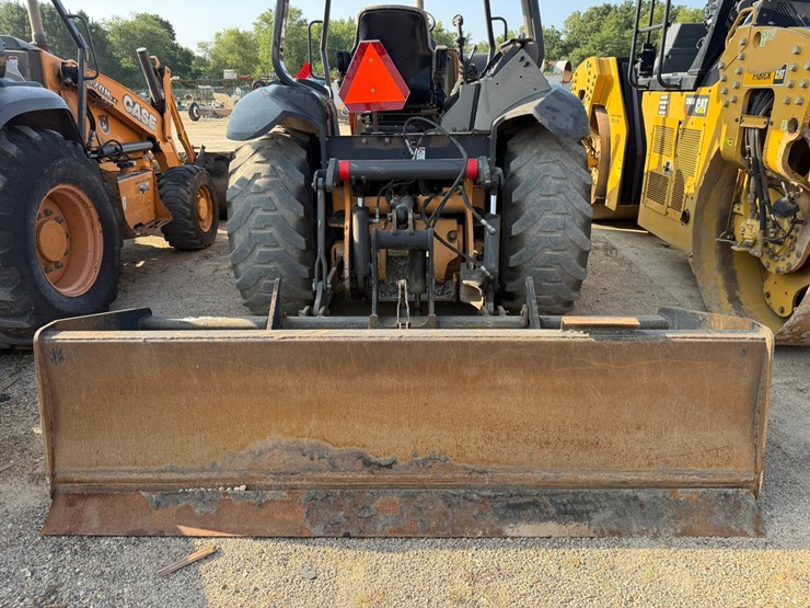 #2486-•-2015-case-570nep-skip-loader-image-37