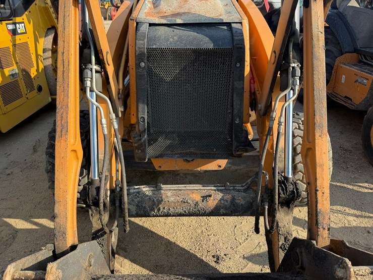 #2486-•-2015-case-570nep-skip-loader-image-14