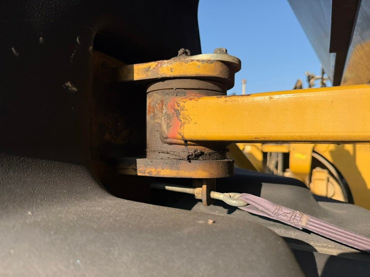 2015-caterpillar-cb66b-image-62