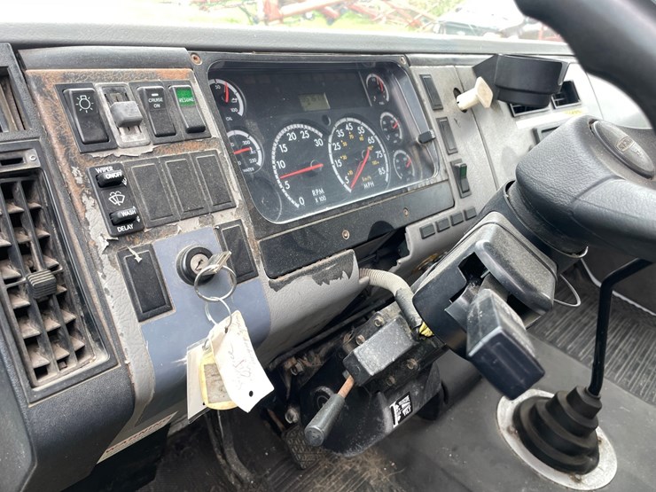 2004-freightliner-fl70-image-29