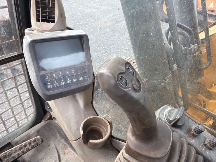 deere-225d-lc-image-29